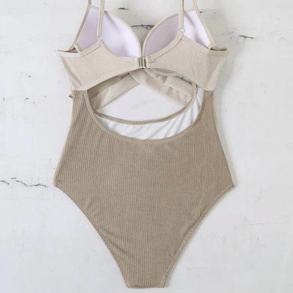 2/$40 ๐ธ๐ป Color Block Twist Push Up One Piece Swimsuit ๐ค - Picture 6 of 11